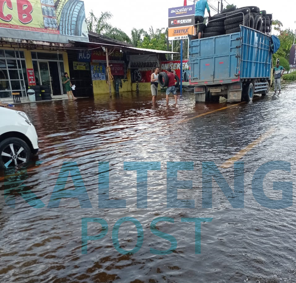 Banjir di kawasan A Yani Depan Ruko-Ruko