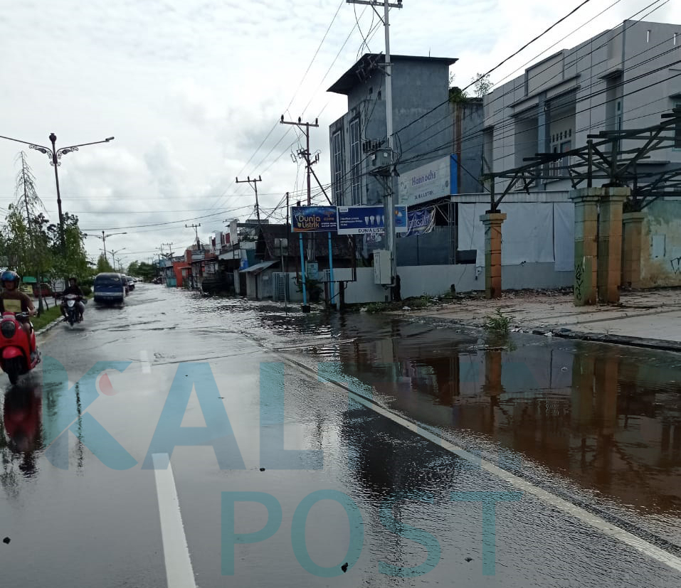 Jalanan Di Penuhi Air Banjir