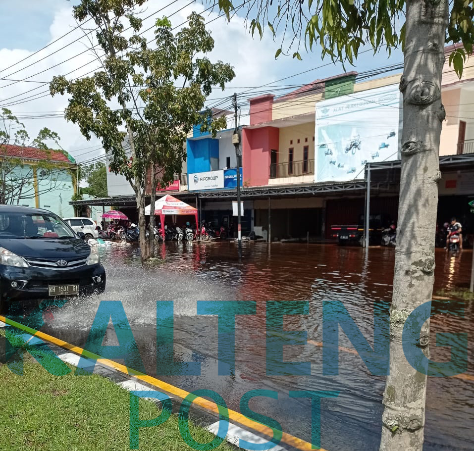 Kendaraan Menerjang Banjir